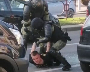 «Машыну вярнуць, сцягі знішчыць». У Гродне асудзілі Уладзіміра Родчанку «Машыну вярнуць, сцягі знішчыць». У Гродне асудзілі Уладзіміра Родчанку