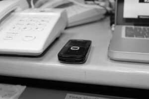 Беларусы атрымліваюць СМС з просьбай паведамляць пра "незарэгістраваную сімволіку" ў міліцыю. Што кажа аператар