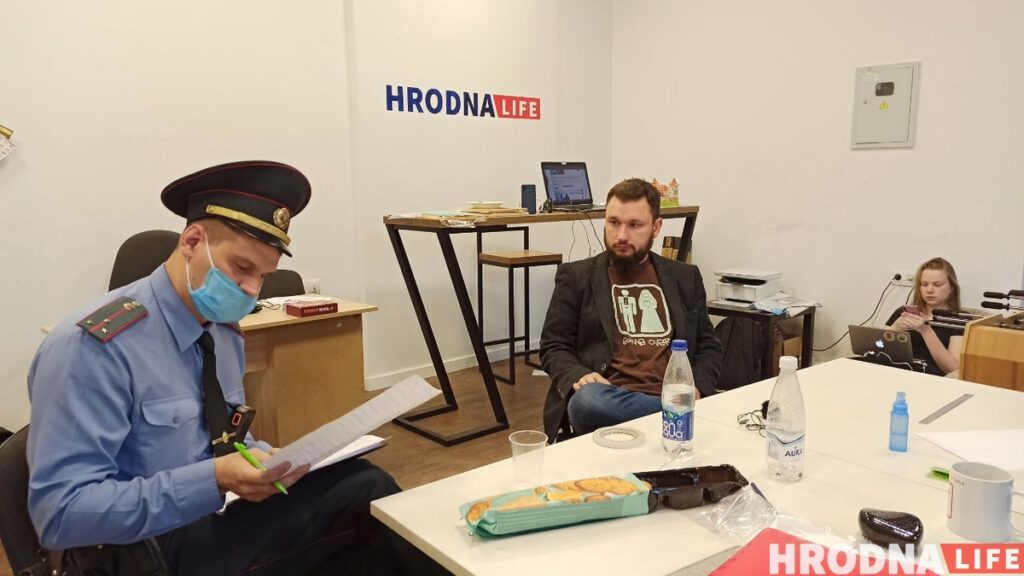 Міліцыя прыйшла ў рэдакцыю Hrodna.life, таму што заўважыла бел-чырвона-белы сцяг у акне