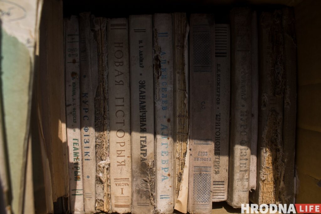 В Лидском районе нашли тетради и книги Зенона Позняка и передали их в Гродненский музей