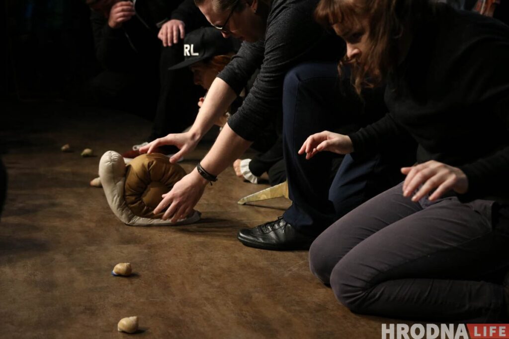Цюлень, смаўжы і аўтазак. Акторы драмтэатра Гродна паказалі другі (не)спектакль
