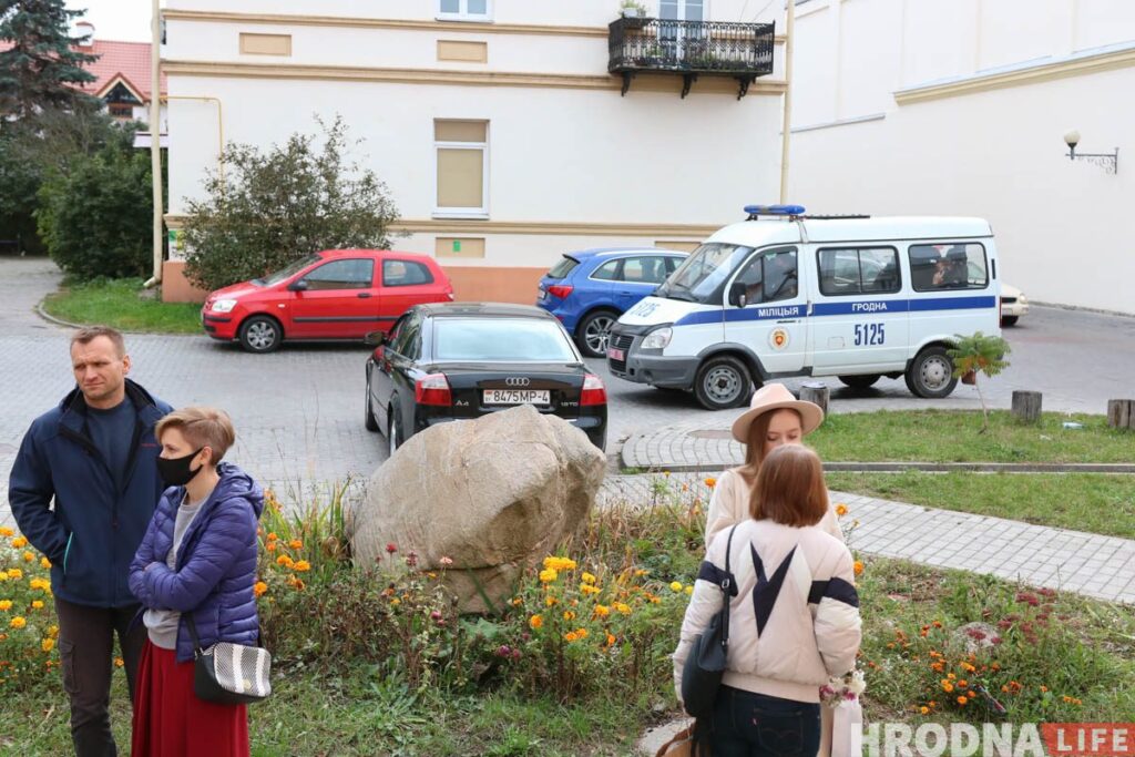 Тюлень, улитки и автозак. Актеры драмтеатра Гродно показали второй (не)спектакль