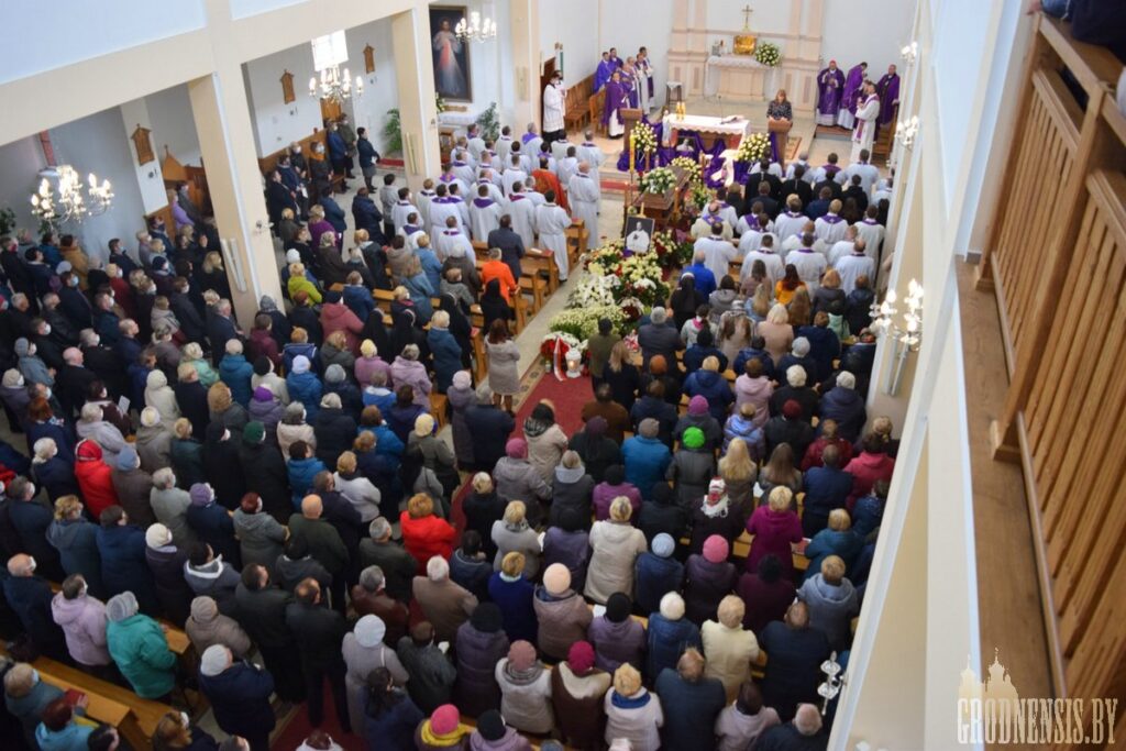 В Лиде от коронавируса умер католический священник. Его похоронили возле построенного им храма