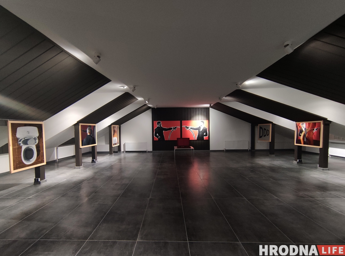 Сергей Гриневич открыл выставку о внутренней эмиграции с "неликвидными" картинами