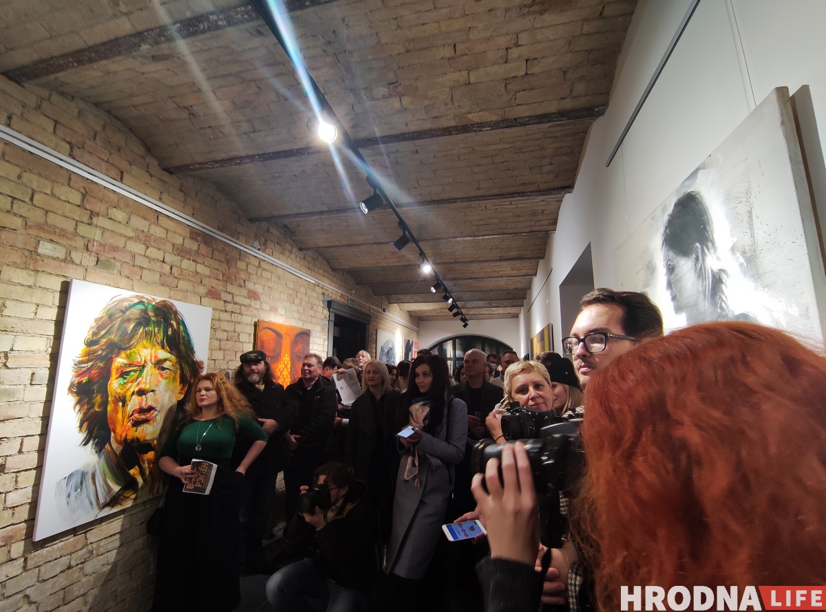 Сергей Гриневич открыл выставку о внутренней эмиграции с "неликвидными" картинами