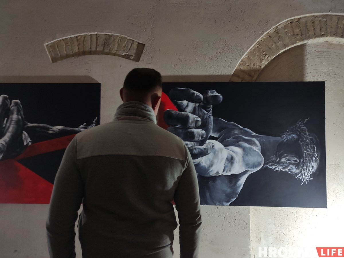 Сергей Гриневич открыл выставку о внутренней эмиграции с "неликвидными" картинами