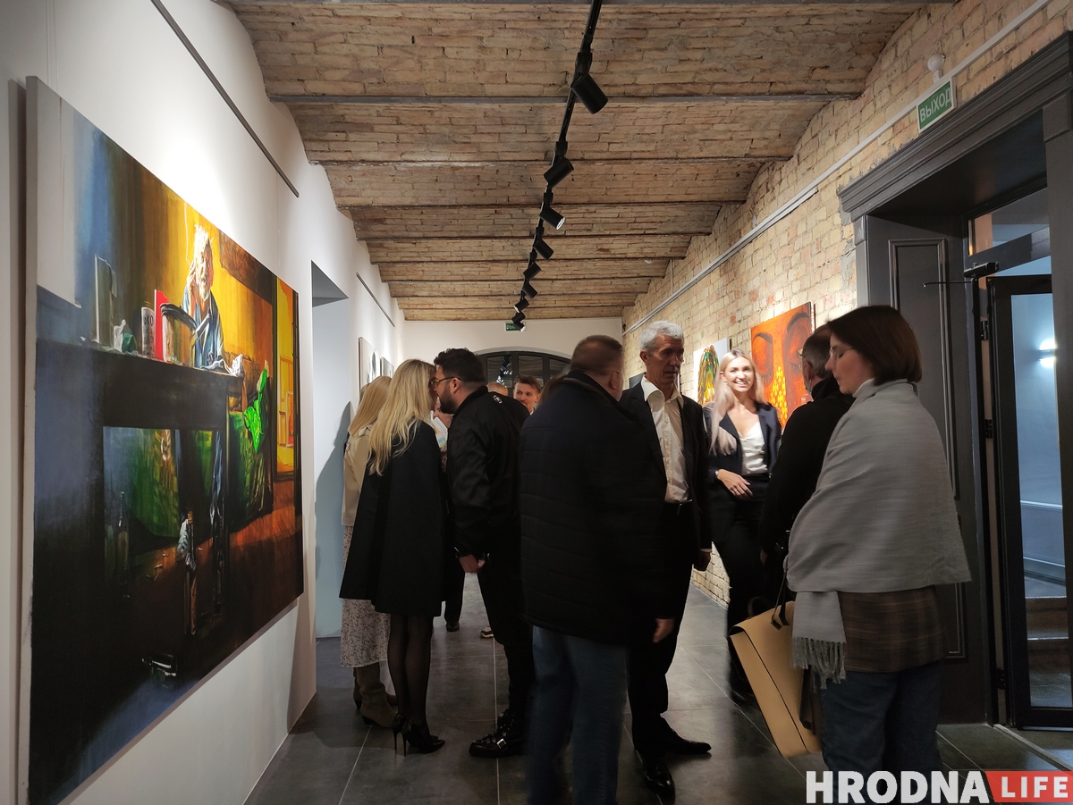 Сергей Гриневич открыл выставку о внутренней эмиграции с "неликвидными" картинами