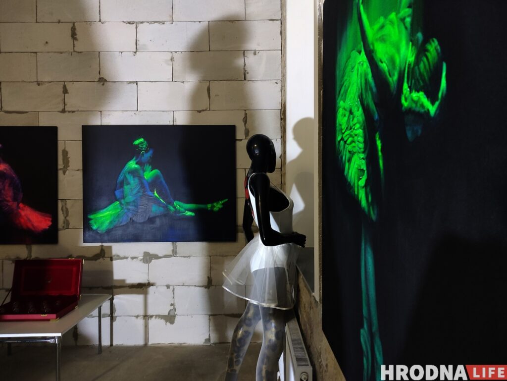 Сергей Гриневич открыл выставку о внутренней эмиграции с "неликвидными" картинами