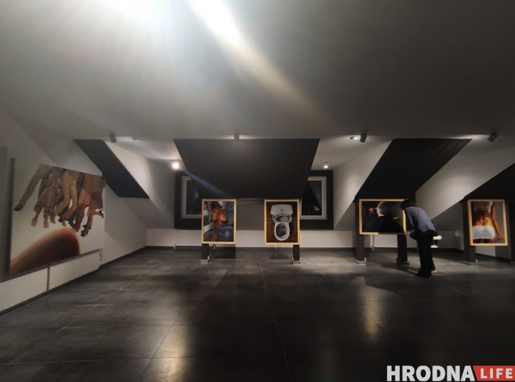 Сергей Гриневич открыл выставку о внутренней эмиграции с "неликвидными" картинами