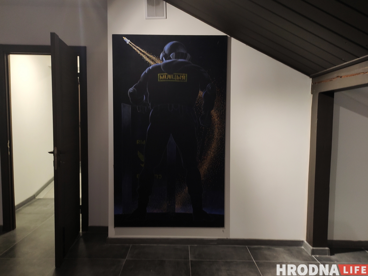 Сергей Гриневич открыл выставку о внутренней эмиграции с "неликвидными" картинами