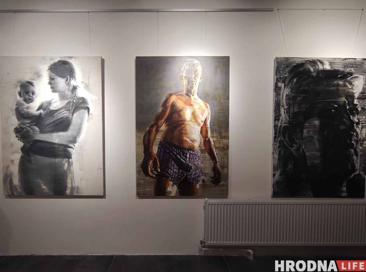 Сергей Гриневич открыл выставку о внутренней эмиграции с "неликвидными" картинами