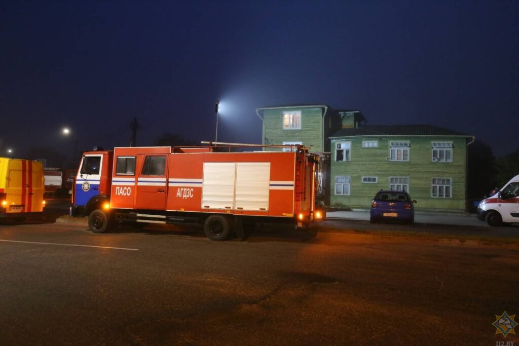 Падчас пажару ў драўляным доме ў Гродне загінула гродзенка (відэа відавочцаў) Падчас пажару ў драўляным доме ў Гродне загінула гродзенка (відэа відавочцаў)