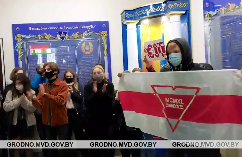 Позву ўручылі ў міліцыі. Адлічанага студэнта з ГрДУ пасля сутак забяруць у армію Позву ўручылі ў міліцыі. Адлічанага студэнта з ГрДУ пасля сутак забяруць у армію