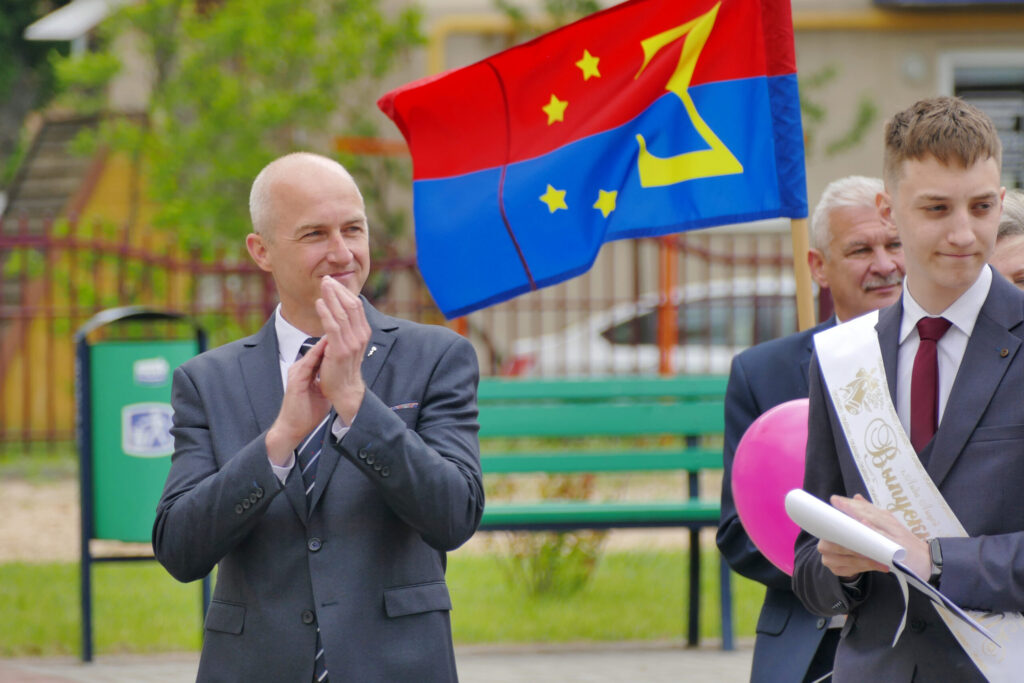 З дырэктарам ліцэя ў Лідзе не працягнулі кантракт. Ён выступаў супраць фальсіфікацыі выбараў і гвалту З дырэктарам ліцэя ў Лідзе не працягнулі кантракт. Ён выступаў супраць фальсіфікацыі выбараў і гвалту