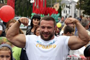 «Я здаровы мужык і не магу абараніць слабых». Волат з Гродна пра тое, што спартсмены думаюць пра пратэсты і гвалт Александр Кодис на День города в 2018 году. Фото: Руслан Кулевич