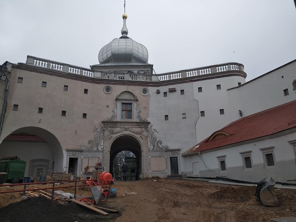 Над брамай з'явіўся герб Рэчы Паспалітай. Што яшчэ цяпер адбываецца ў Старым замку. Фота