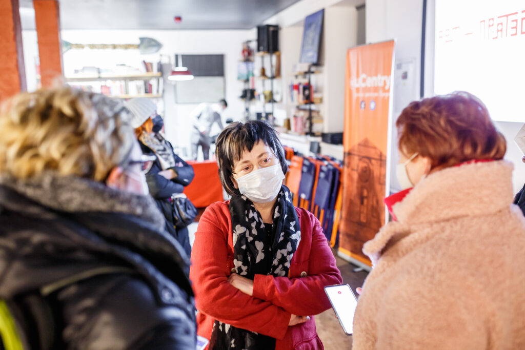 «Улада цемры» на бел-чырвона-белым фоне. Выстава мастачкі Валянціны Шобы адкрылася ў Гродне