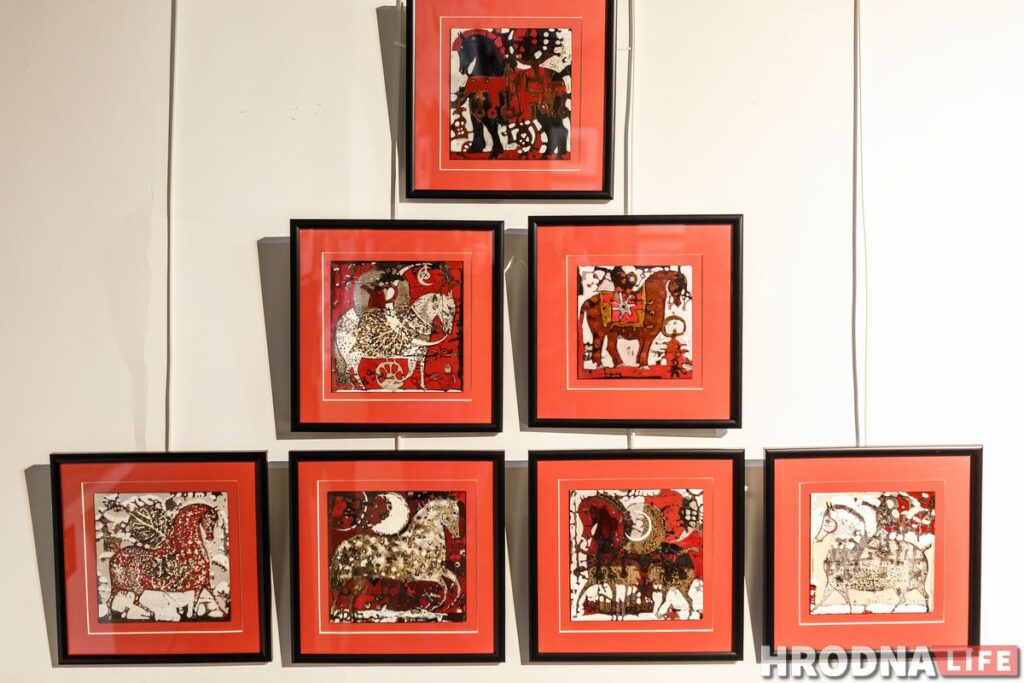 Калядныя конікі – таксама “Пагоня”. У Гродне адкрылі навагоднюю выставу Валянціны Шоба