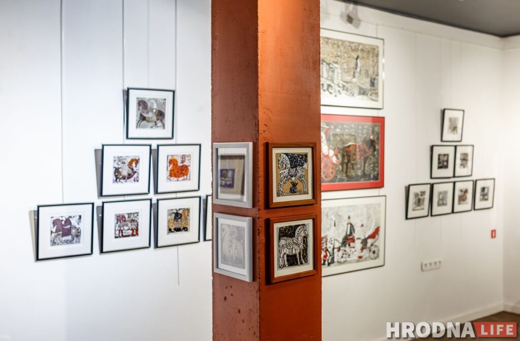 Калядныя конікі – таксама “Пагоня”. У Гродне адкрылі навагоднюю выставу Валянціны Шоба