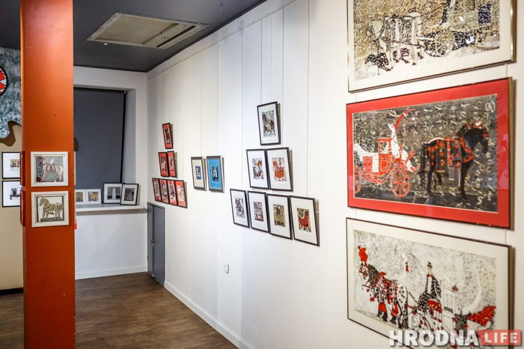 Калядныя конікі – таксама “Пагоня”. У Гродне адкрылі навагоднюю выставу Валянціны Шоба