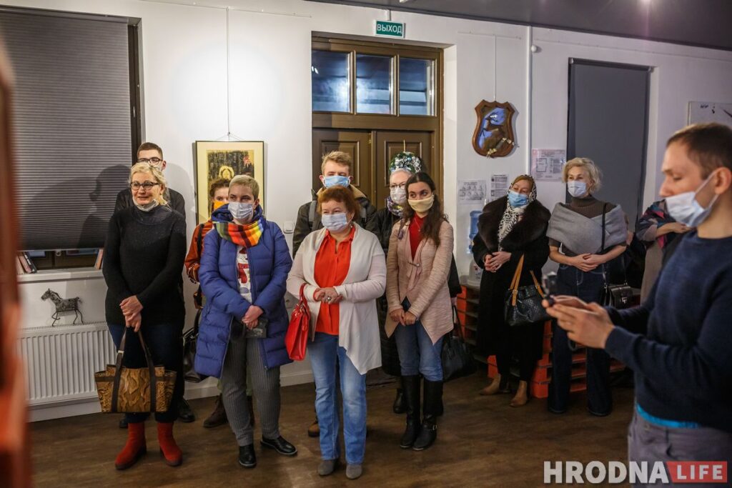 Калядныя конікі – таксама “Пагоня”. У Гродне адкрылі навагоднюю выставу Валянціны Шоба