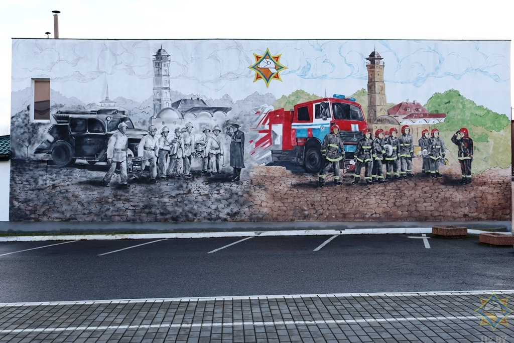 Гродненский художник сделал роспись на здании областного МЧС Гродненский художник сделал роспись на здании областного МЧС