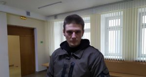 Усадили со спущенными штанами, угрожали вывезти в лес. Как задерживали гродненца, распылившего газ в ОМОНовца