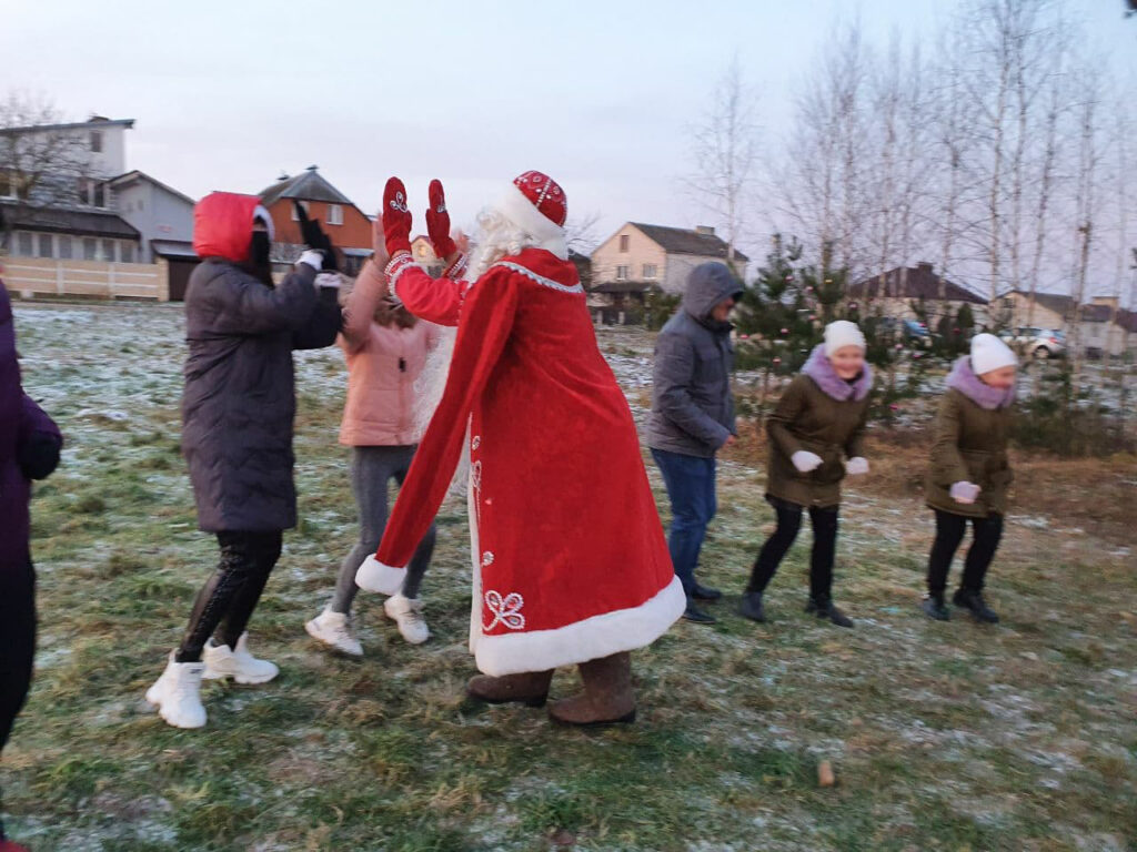 «Нас окружили со всех сторон». Милиция в Гродно искала протестующих на детском новогоднем празднике