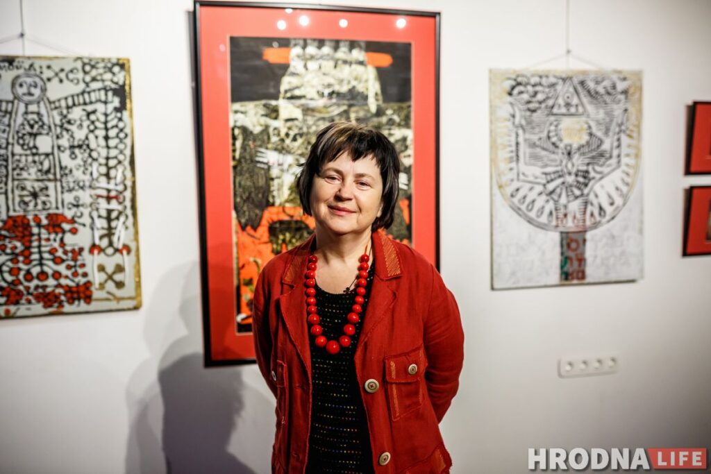 «Улада цемры» на бел-чырвона-белым фоне. Выстава мастачкі Валянціны Шобы адкрылася ў Гродне