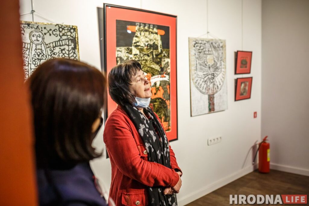 «Улада цемры» на бел-чырвона-белым фоне. Выстава мастачкі Валянціны Шобы адкрылася ў Гродне