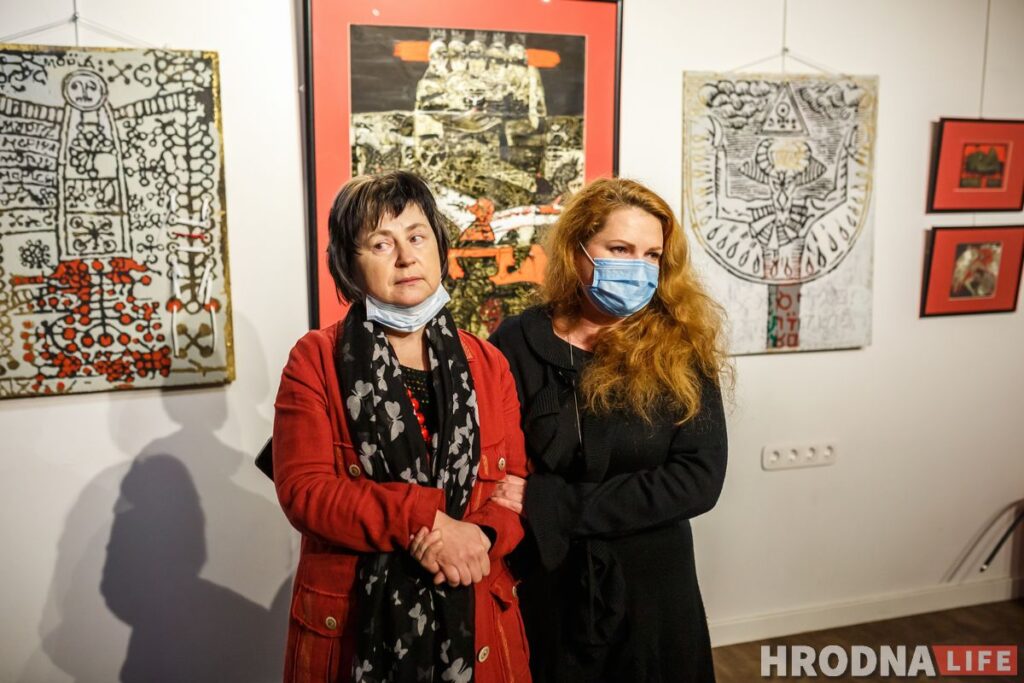 «Улада цемры» на бел-чырвона-белым фоне. Выстава мастачкі Валянціны Шобы адкрылася ў Гродне