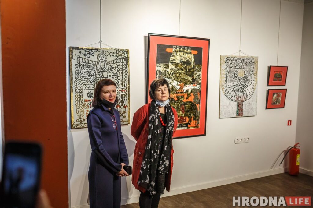 «Улада цемры» на бел-чырвона-белым фоне. Выстава мастачкі Валянціны Шобы адкрылася ў Гродне