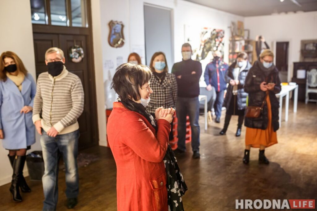 «Улада цемры» на бел-чырвона-белым фоне. Выстава мастачкі Валянціны Шобы адкрылася ў Гродне