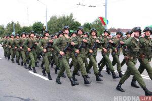 Военнослужащие Гродненского гарнизона во время парада 3 июля. Фото: Руслан Кулевич