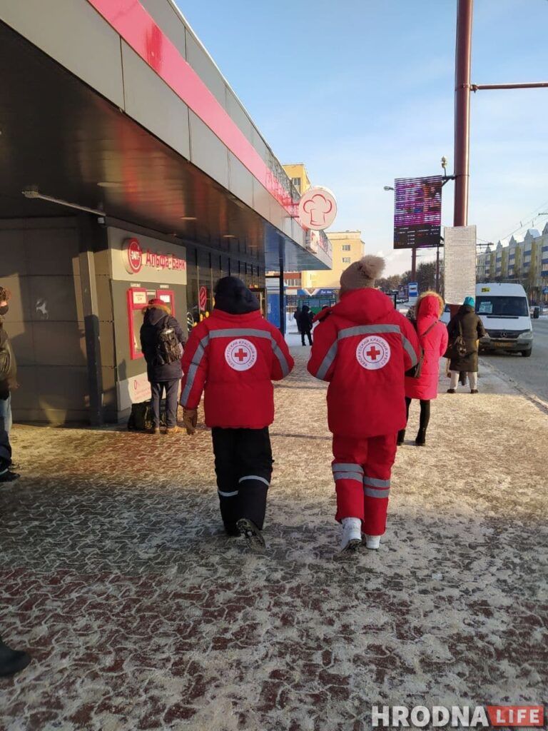 “За першы дзень - 300 чалавек”. Пункт абагрэву Чырвонага крыжа пачаў працу ў Гродне