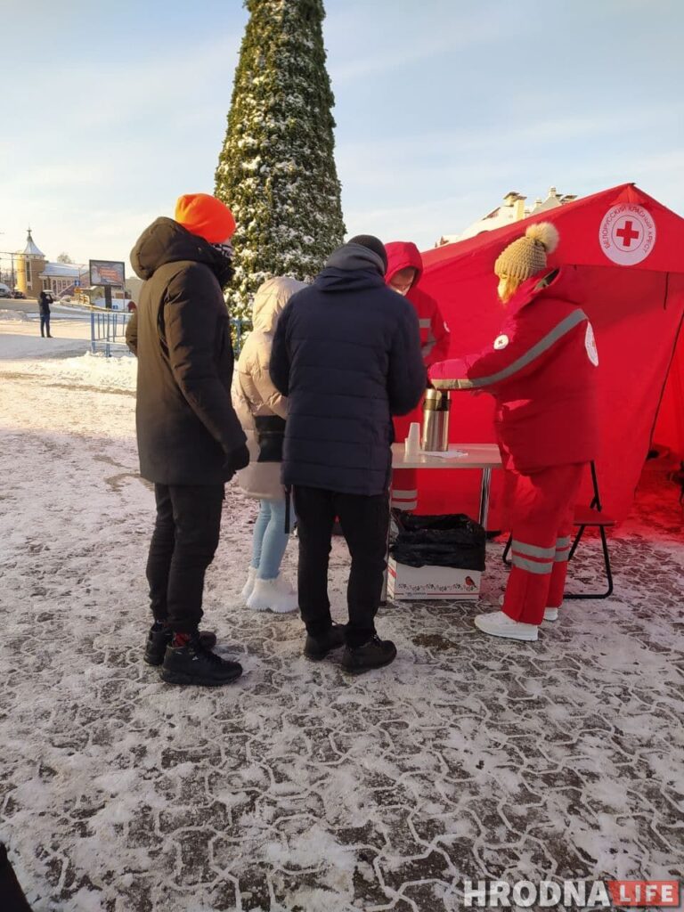 “За першы дзень - 300 чалавек”. Пункт абагрэву Чырвонага крыжа пачаў працу ў Гродне