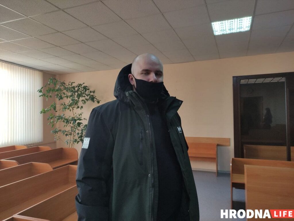 Гродзенца асудзілі на 3,5 гады турмы за кінуты ў мікрааўтобус АМАП бетон. Яго ўзялі пад варту ў зале суда Гродзенца асудзілі на 3,5 гады турмы за кінуты ў мікрааўтобус АМАП бетон. Яго ўзялі пад варту ў зале суда