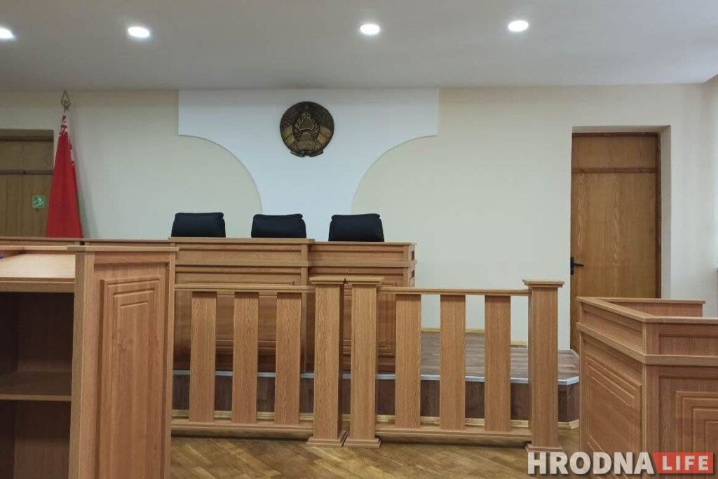 "Звальнялі выхаднымі і падчас бальнічных". 13 звольненых рабочых падалі ў суд на "Гродна Азот"