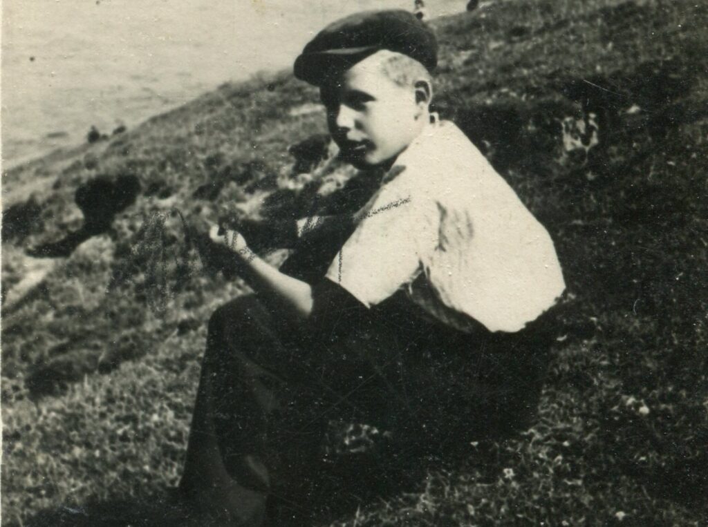 Юный гродненец на берегу Немана, 1940-е гг. Фото из архива семьи Андрукевич