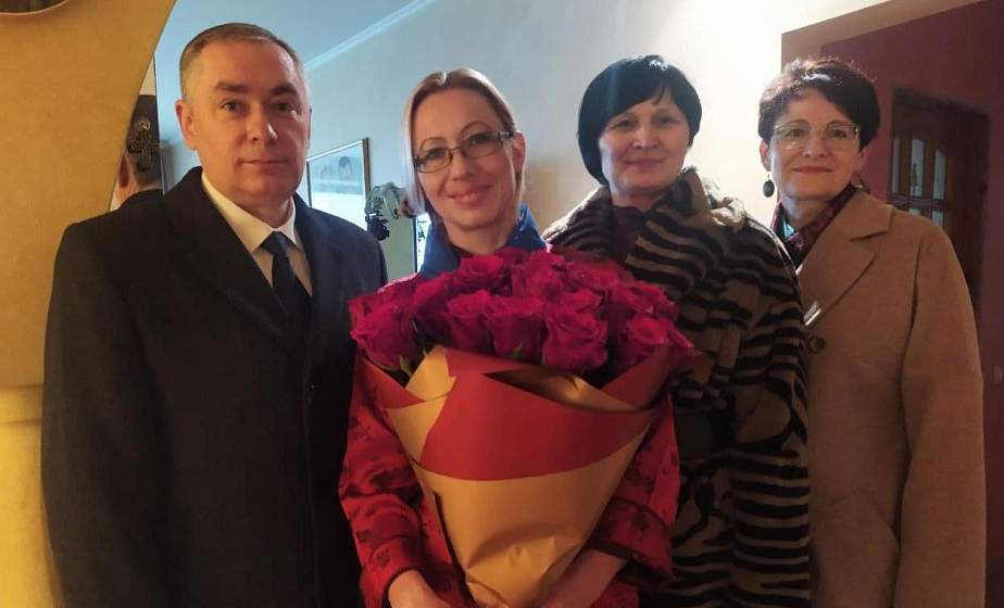 Гном са сцяжком правёў адзіночны пікет на падваконніку. Цяпер яго ўладальніка судзяць