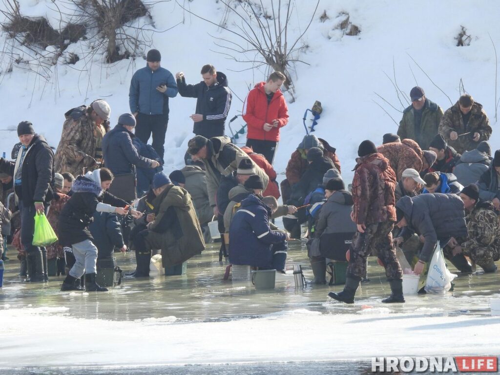 Рыбного места больше нет. На Немане спасатели распилили лед, чтобы рыбаки не утопились Рыбного места больше нет. На Немане спасатели распилили лед, чтобы рыбаки не утопились