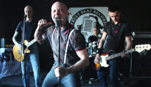 Музыку Ігара Банцэра перавялі з "Навінак" ў гродзенскую турму. Яго будуць судзіць за хуліганства Ігар Банцэр падчас выступу са сваім гуртом Mister X. Фота: асабісты архіў Ігара