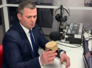 УУС забараніла публікаваць эфір з міліцыянтам, які не адказваў на нязручныя пытанні. Але яго ўсё роўна можна паслухаць Яўген Дудко прыйшоў на радыё са слоікам малінавага варэння. Фота: s13.live