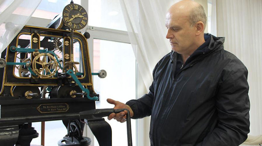 «Я лично не могу это проглотить». Мастер, который восстанавливал часы на гродненской кирхе, уволился по политическим мотивам «Я лично не могу это проглотить». Мастер, который восстанавливал часы на гродненской кирхе, уволился по политическим мотивам