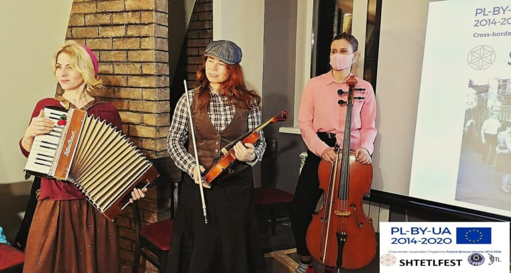 Сходить на традиционную ярмарку и попасть в экспедицию по еврейским городам. Еще можно присоединиться