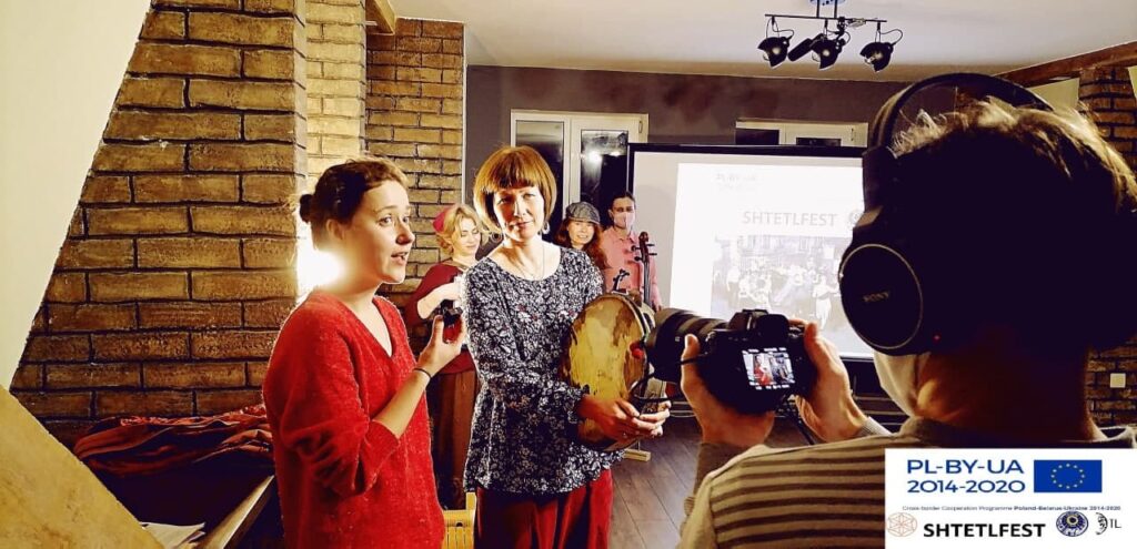 Сходить на традиционную ярмарку и попасть в экспедицию по еврейским городам. Еще можно присоединиться