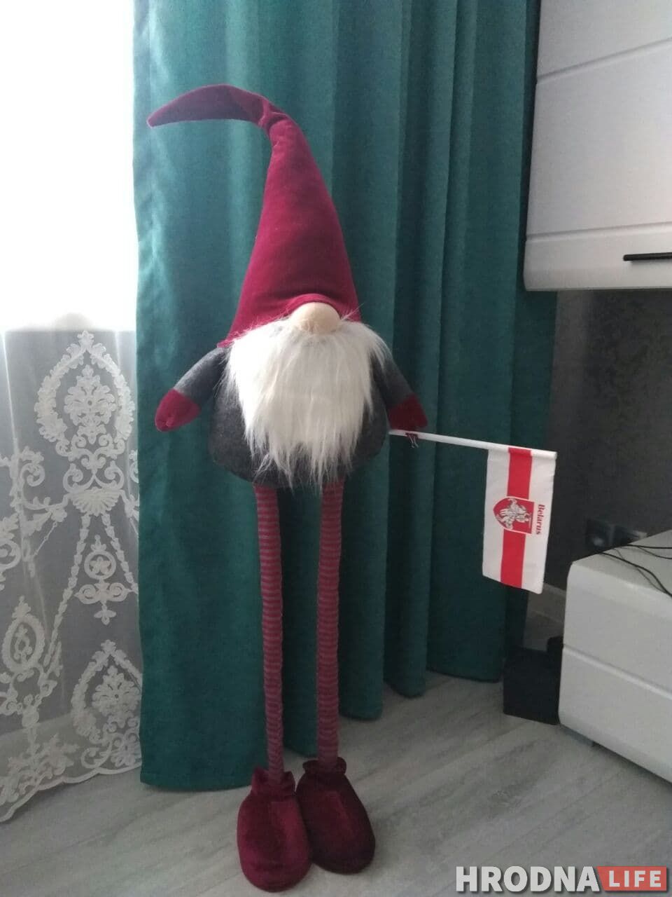 Гном са сцяжком правёў адзіночны пікет на падваконніку. Цяпер яго ўладальніка судзяць