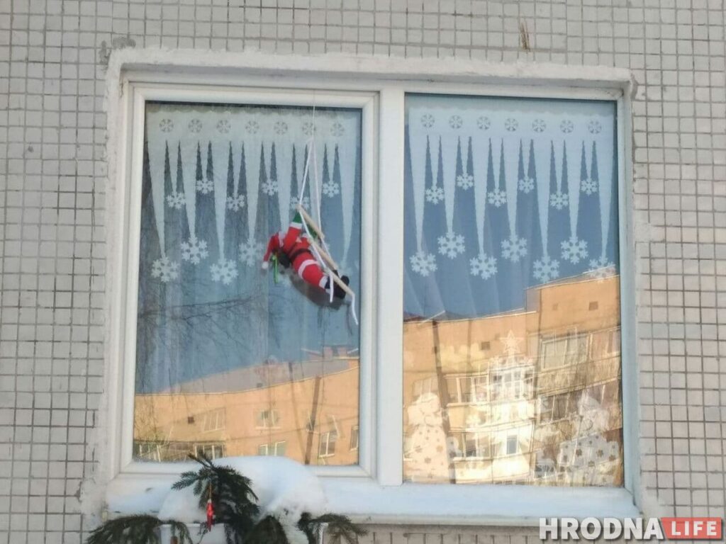 Гном с флажком провел одиночный пикет на подоконнике. Сейчас его владельца судят