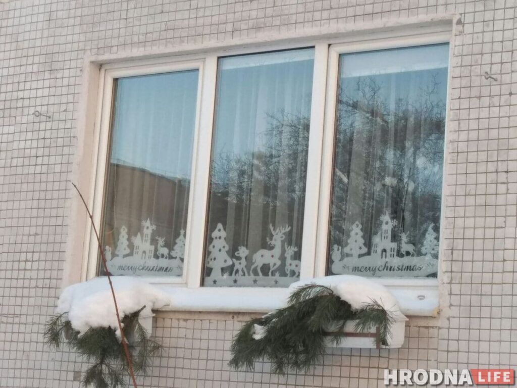 Гном с флажком провел одиночный пикет на подоконнике. Сейчас его владельца судят