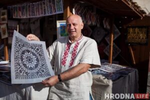 майстар Станіслаў Муліца робіць выцінанкі